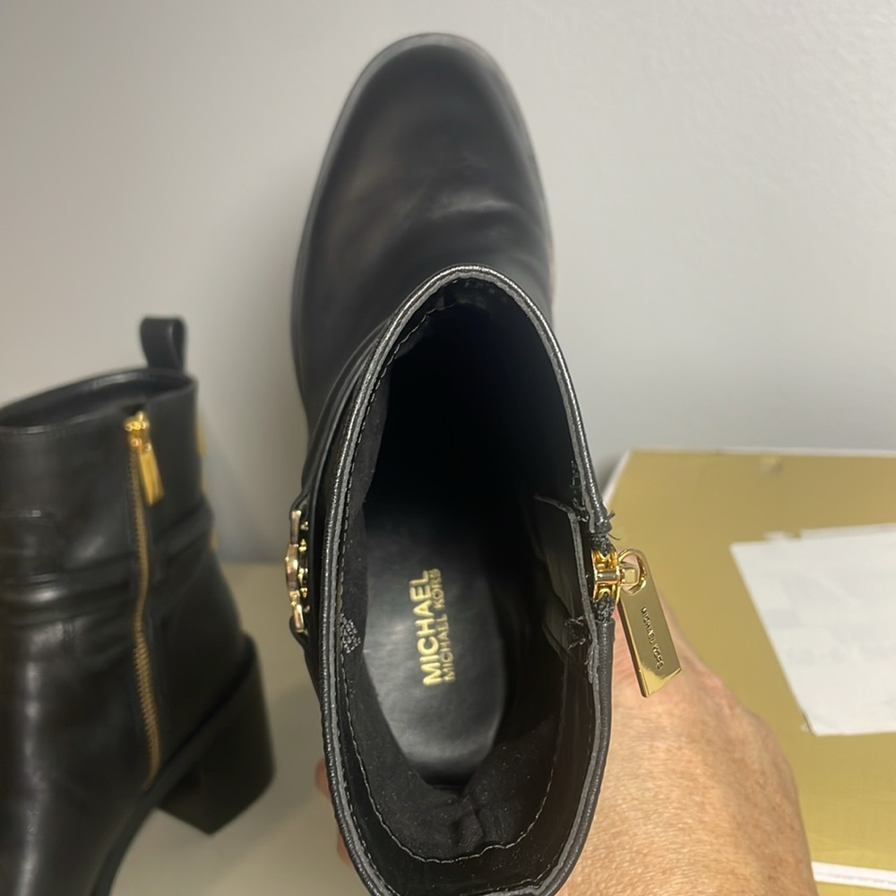 MICHAEL KORS OUTLET
Mindy Leather Ankle Boot
Women’s size 8.5 M - Picture 7 of 8